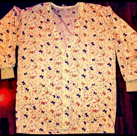 🆑3 - $15 ✨Butterflies and Flower Scrub Top - Picture 2 of 2